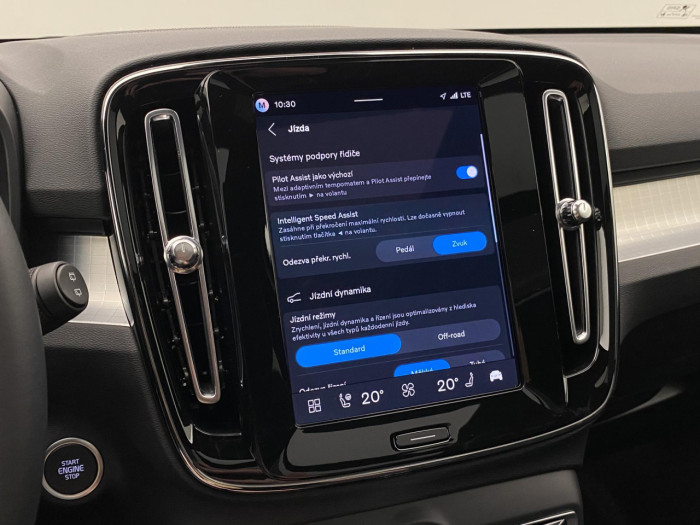 Volvo XC40 B3 AUT DARK PLUS na operativní leasing