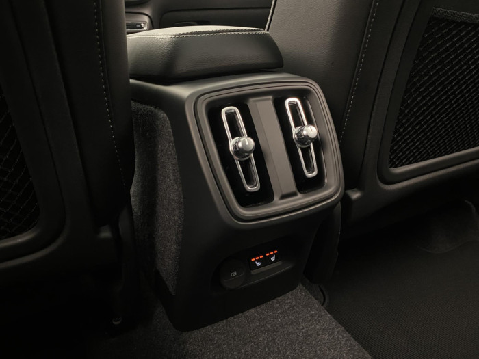 Volvo XC40 B4 AUT DARK PLUS na operativní leasing