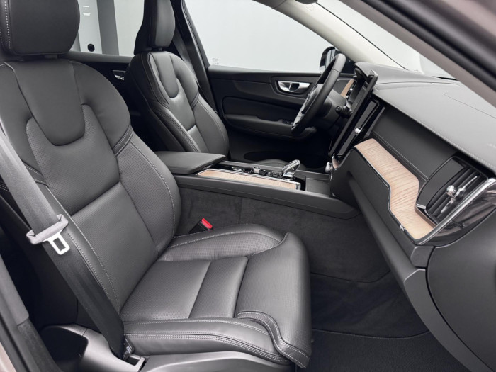 Volvo XC60 B5 AWD AUT DARK ULTRA na operativní leasing