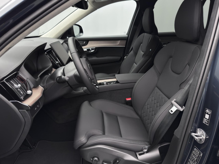 Volvo XC90 T8 AWD Plug-in ULTRA DARK 7m na operativní leasing