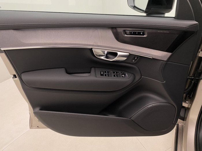 Volvo XC90 B5 AWD AUT DARK PLUS 7míst na operativní leasing