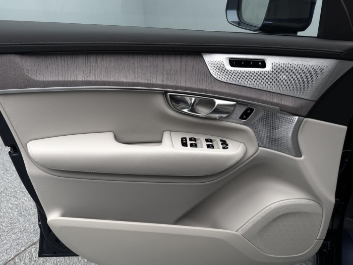 Volvo XC90 T8 AWD Plug-in BRIGHT PLUS 7m na operativní leasing