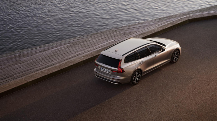 Volvo V60 B4 AUT DARK PLUS na operativní leasing