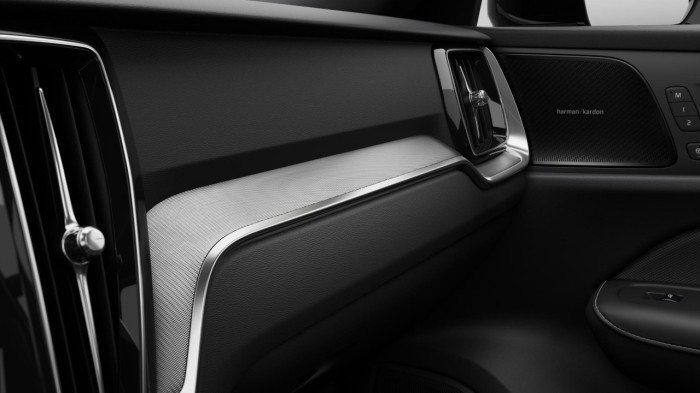 Volvo V60 B4 AUT DARK PLUS na operativní leasing