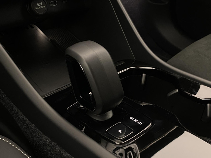 Volvo EX40 TWIN MOTOR AWD ULTRA na operativní leasing