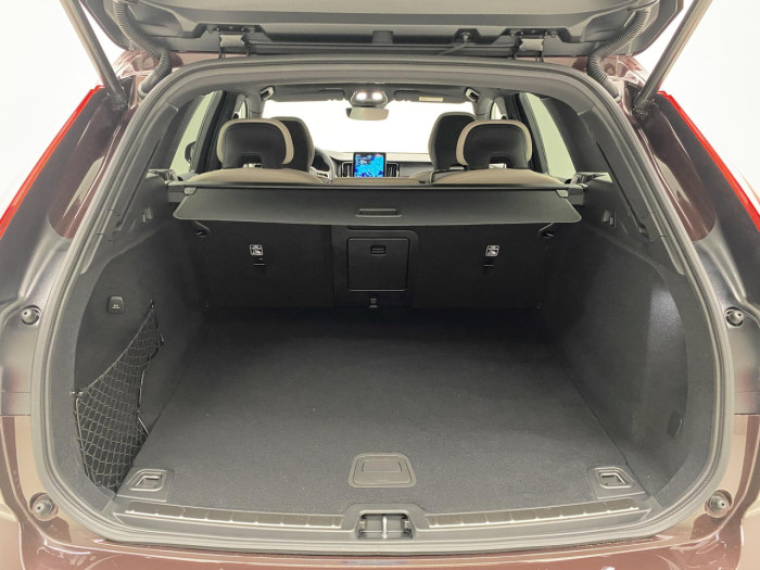 Volvo XC60 B5 AWD AUT DARK PLUS na operativní leasing