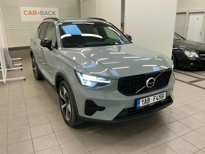 Volvo XC40 B3 PLUS DARK DCT na operativní leasing