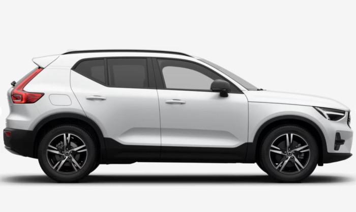 Volvo XC40 B3 AUT DARK PLUS na operativní leasing