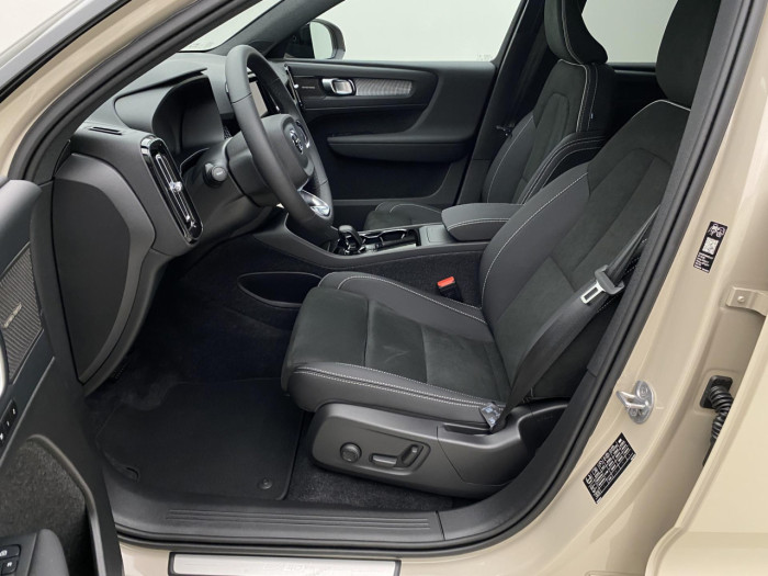 Volvo EX40 TWIN MOTOR AWD ULTRA na operativní leasing