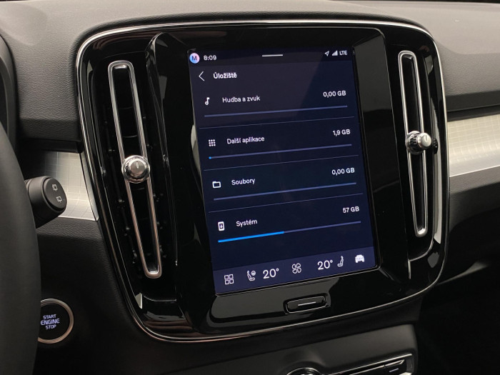 Volvo XC40 B3 AUT DARK PLUS na operativní leasing