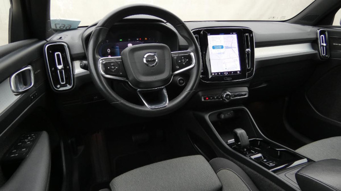 Volvo XC40 B3 PLUS DARK DCT na operativní leasing