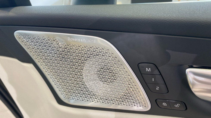 Volvo XC60 PLUS BRIGHT, B5 AWD, 184+10 kW / 250+14 HP na operativní leasing