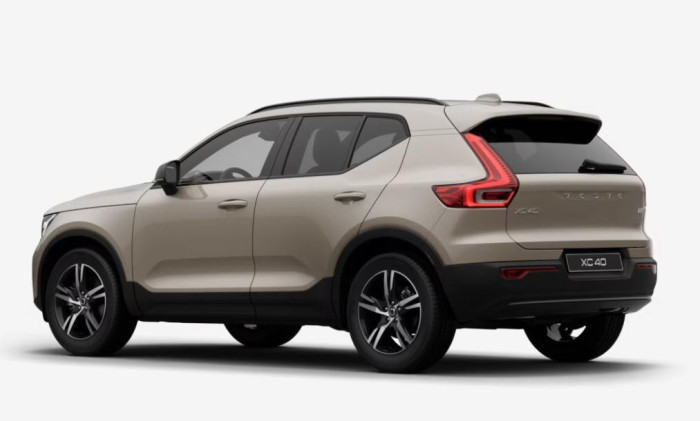 Volvo XC40 B3 AUT DARK PLUS na operativní leasing