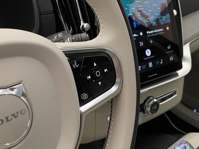 Volvo XC90 T8 AWD Plug-in DARK ULTRA na operativní leasing