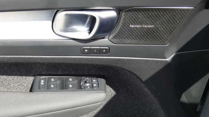 Volvo XC40 B3 Plus Dark na operativní leasing