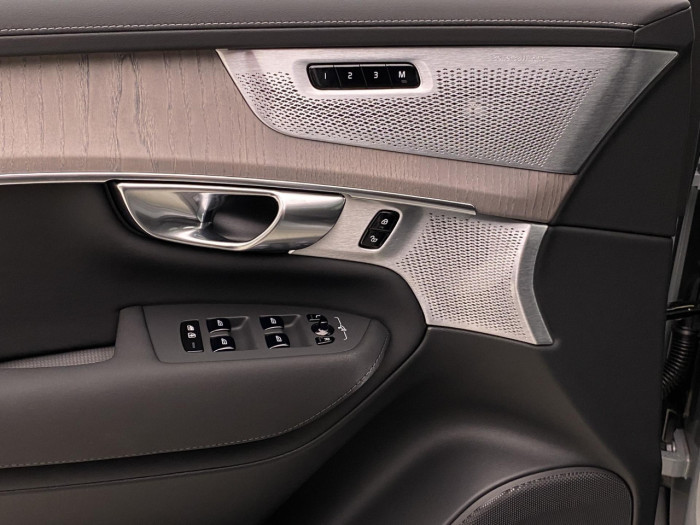 Volvo XC90 T8 AWD Plug-in DARK PLUS 7m na operativní leasing