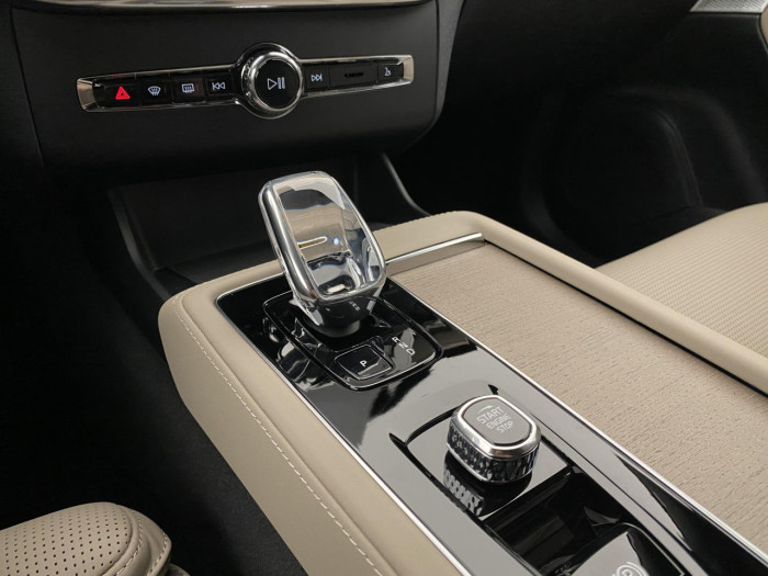 Volvo XC90 T8 AWD Plug-in DARK PLUS 7m na operativní leasing