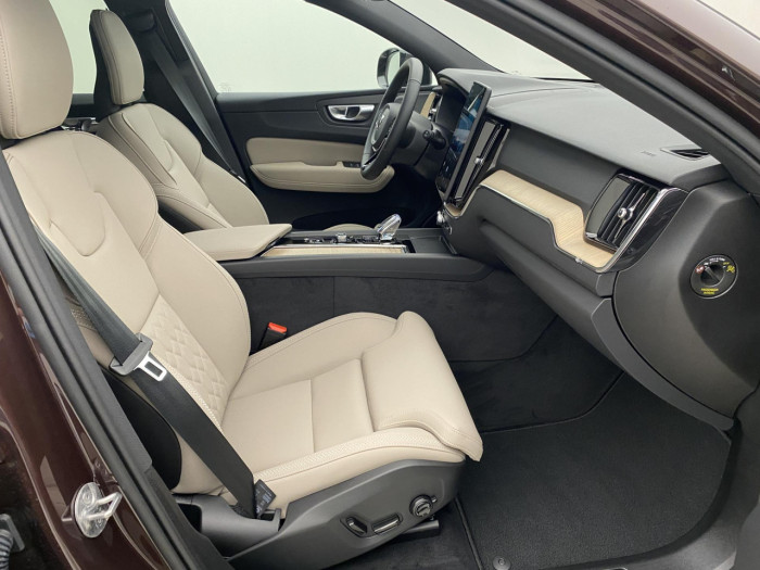 Volvo XC60 B5 AWD AUT DARK PLUS na operativní leasing