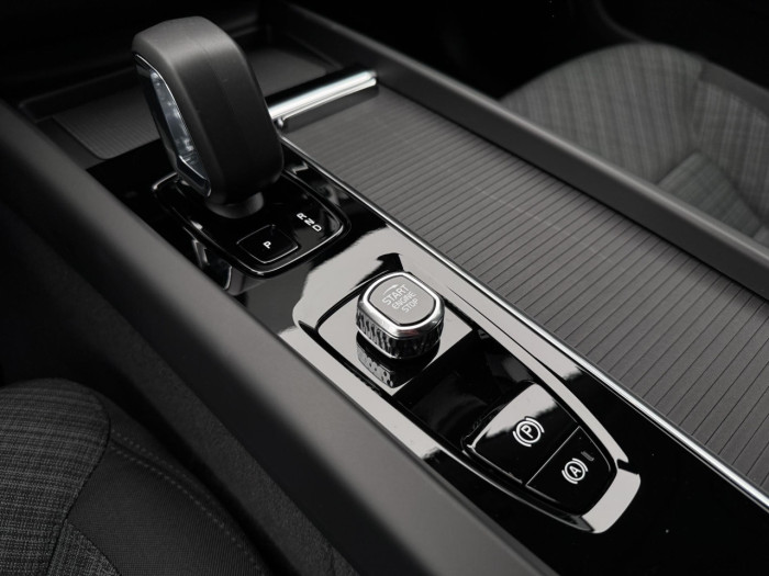 Volvo XC60 B5 AWD AUT ESSENTIAL na operativní leasing