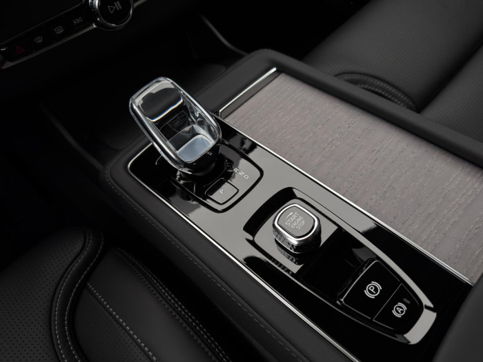 Volvo XC90 T8 AWD Plug-in BRIGHT PLUS 7m na operativní leasing