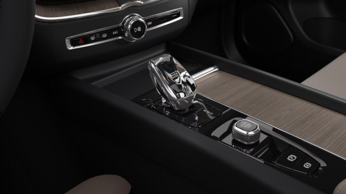 Volvo XC60 B5 AWD AUT DARK PLUS na operativní leasing