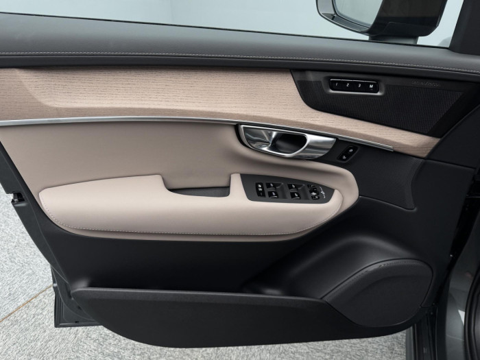 Volvo XC90 T8 AWD Plug-in DARK PLUS 7m na operativní leasing