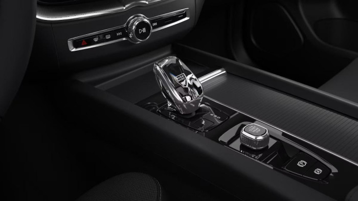 Volvo XC60 B5 AWD AUT PLUS BLACK EDITION na operativní leasing