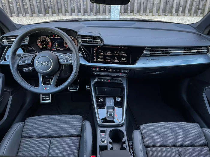 Audi A3 S line 1.5 TFSI 110 kW Benzín Automatická převodovka na operativní leasing