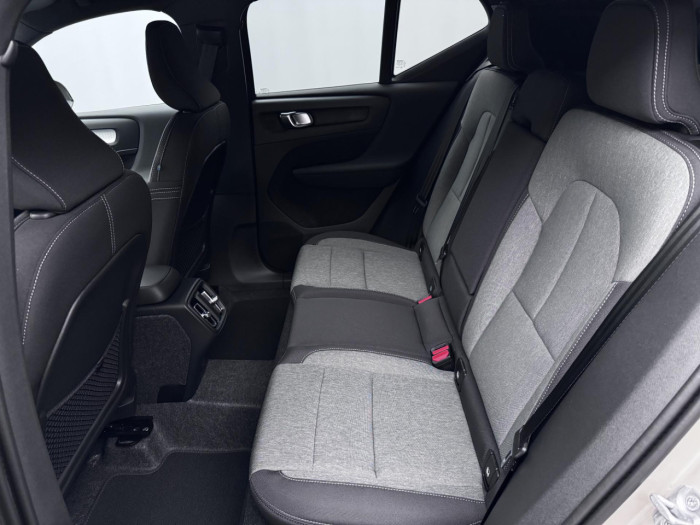 Volvo XC40 B3 AUT DARK PLUS na operativní leasing