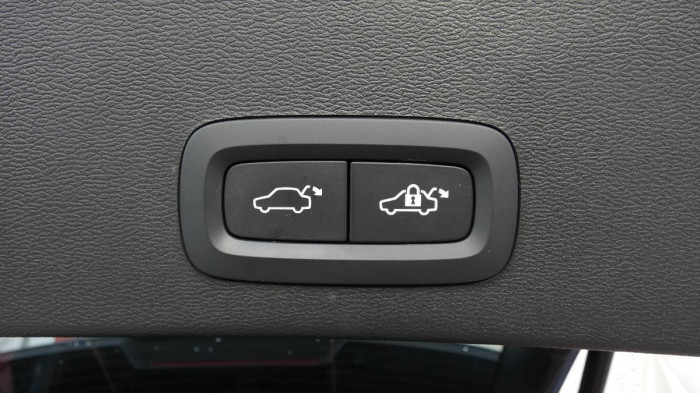 Volvo XC40 B3 PLUS DARK na operativní leasing