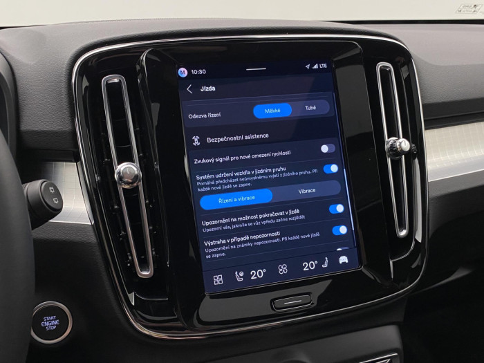 Volvo XC40 B3 AUT DARK PLUS na operativní leasing