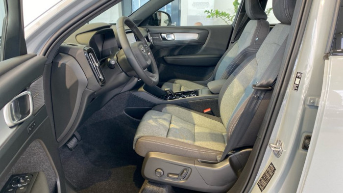 Volvo XC40 PLUS BLACK EDITION, B4 FWD, 145+10 kW / 197+14 HP na operativní leasing