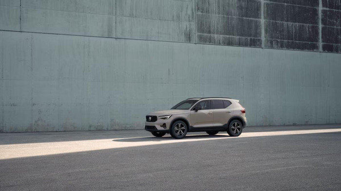 Volvo XC40 B3 AUT DARK PLUS na operativní leasing