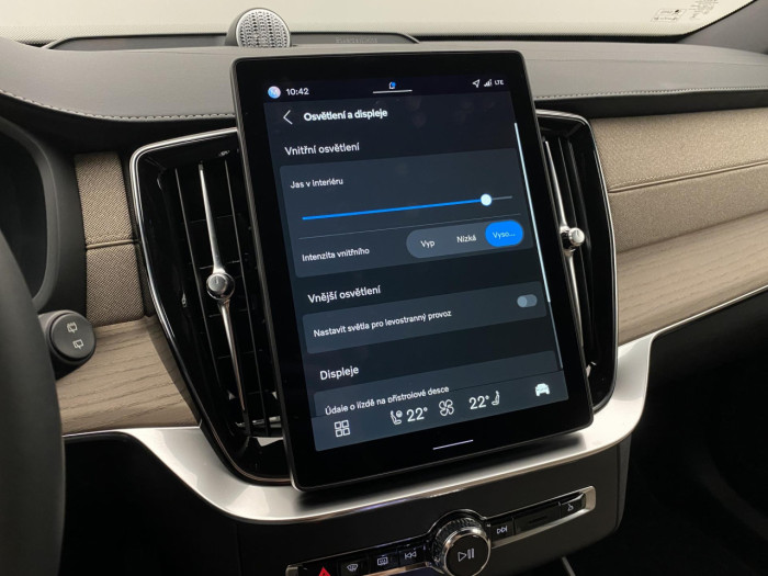 Volvo XC90 T8 AWD Plug-in DARK PLUS 7m na operativní leasing