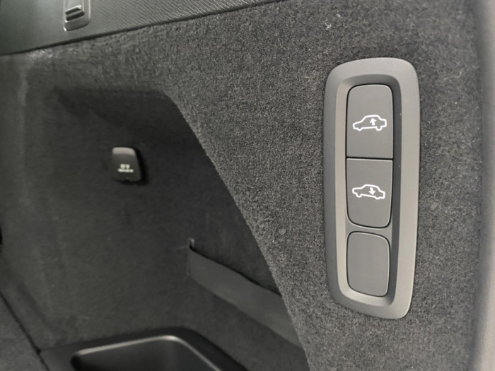 Volvo XC90 T8 AWD Plug-in DARK ULTRA na operativní leasing