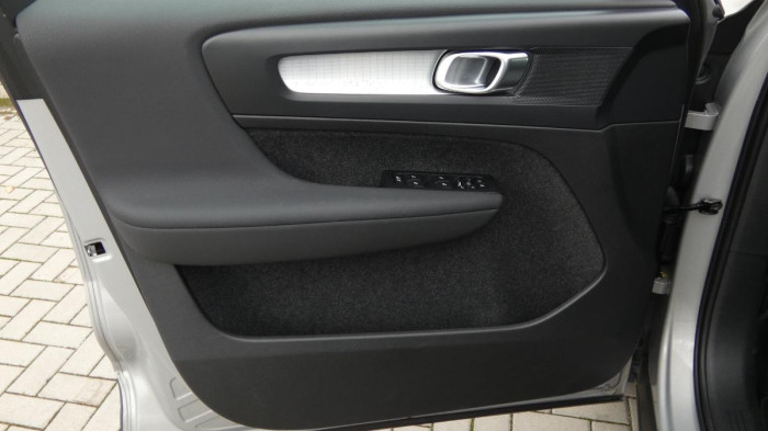 Volvo XC40 B4 FWD Core DCT na operativní leasing