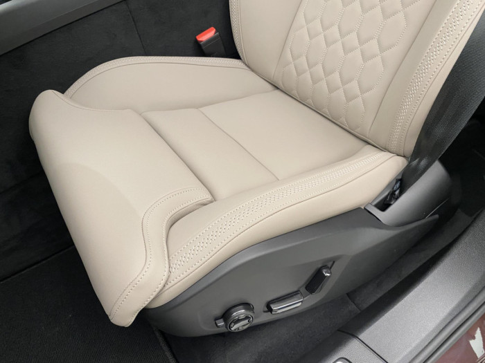 Volvo XC60 B5 AWD AUT DARK PLUS na operativní leasing