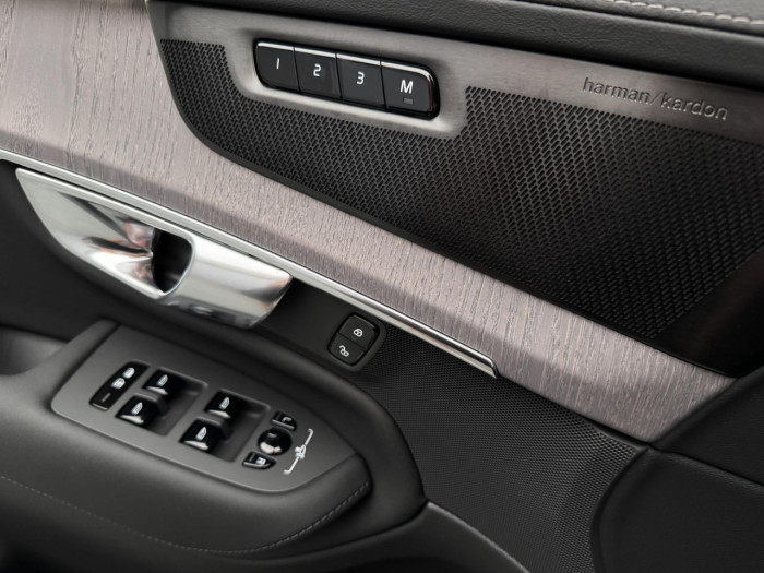 Volvo XC90 T8 AWD Plug-in DARK PLUS 7m na operativní leasing