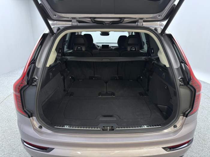 Volvo XC90 T8 AWD Plug-in DARK PLUS 7m na operativní leasing