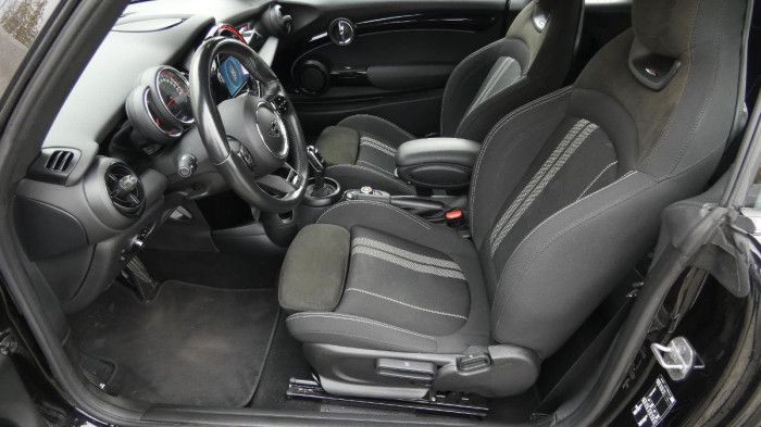 Volvo XC40 B3 PLUS DARK DCT na operativní leasing