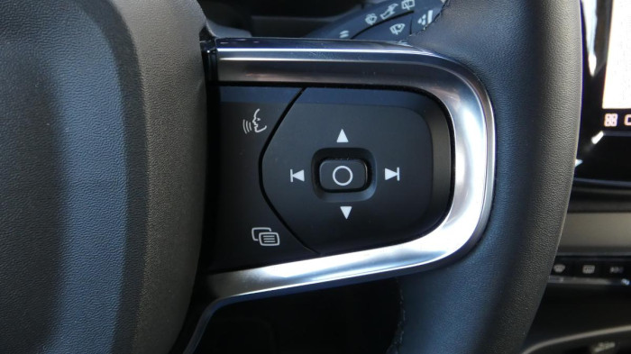 Volvo XC40 B3 PLUS DARK DCT na operativní leasing