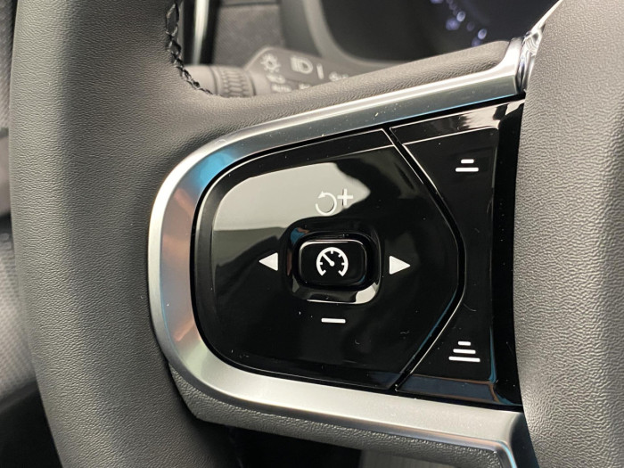 Volvo XC90 T8 AWD Plug-in DARK ULTRA na operativní leasing