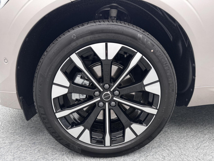 Volvo XC60 B5 AWD AUT DARK ULTRA na operativní leasing