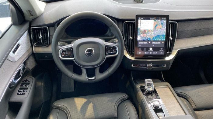 Volvo XC90 PLUS BRIGHT, B5 AWD, 184+10 kW / 250+14 HP na operativní leasing