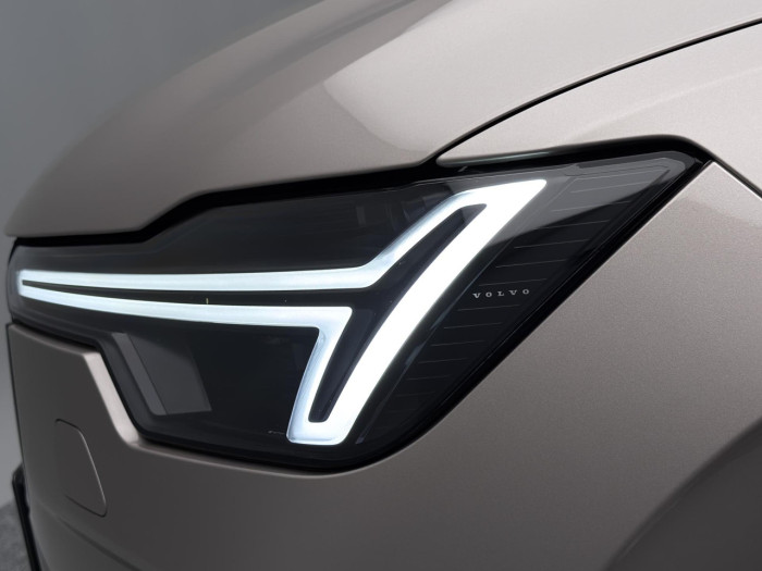 Volvo XC90 T8 AWD Plug-in ULTRA DARK 7m na operativní leasing
