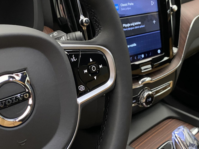 Volvo XC60 B5 AWD AUT DARK PLUS na operativní leasing