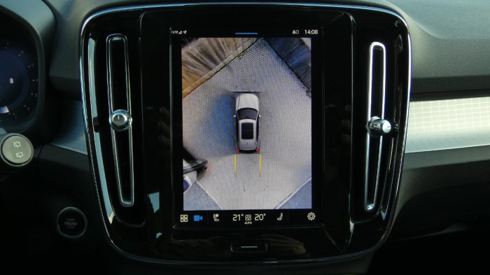 Volvo XC40 B3 PLUS DARK DCT na operativní leasing