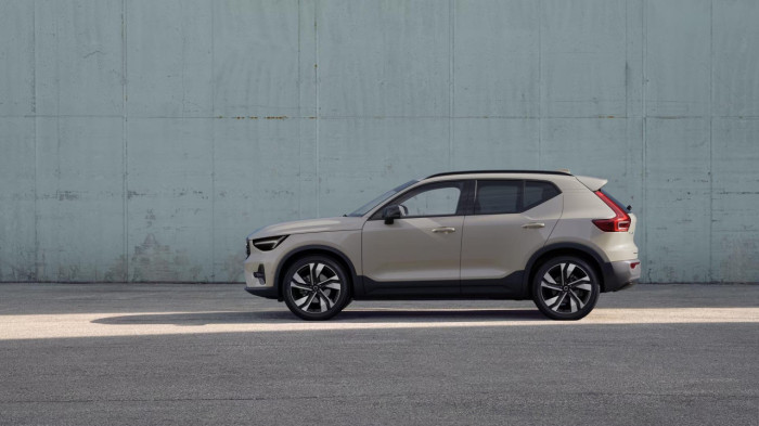 Volvo XC40 B3 AUT DARK ULTRA na operativní leasing