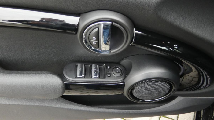 Volvo XC40 B3 PLUS DARK DCT na operativní leasing