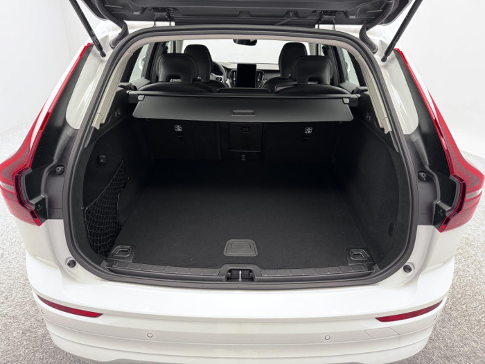 Volvo XC60 B5 AWD AUT ESSENTIAL na operativní leasing